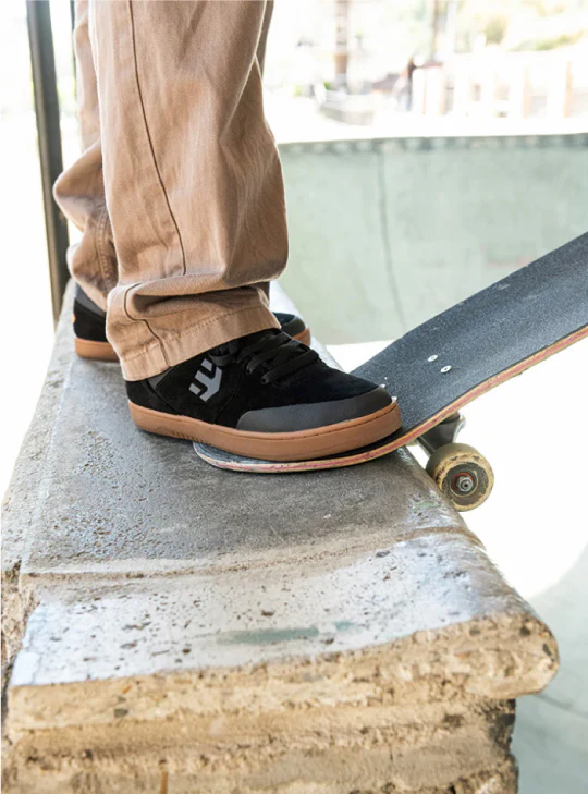 Etnies Marana Michelin Skate Shoe - Black/Dark Grey/Gum - Image 2